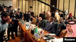 'Yan jarida na daukar hotunan mahallarta taron shugabannin kasashen Musulmi a birnin al-qahira a kasar Masar. Fabrairu 6, 2013.