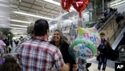 Nadia Hanan Madalo អោប​បងប្រុស​របស់​នាង​នៅ​អាកាសយានដ្ឋានបន្ទាប់ពី​លោក​បាន​មកដល់​ពី​ប្រទេស​អ៊ីរ៉ាក់កាលពី​ថ្ងៃទី​១៥ មីនា ២០១៧​ នៅ​រដ្ឋ San Diego។ 