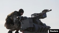 Mwanajeshi wa Russia akiwa vitani katika eneo la Donetsk, Ukraine. May 7, 2022