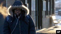 Seorang berjalan di kota Chicago, AS, yang akan dilanda suhu dingin ekstrem dalam dua hari ini Selasa 29/1 (foto: ilustrasi).