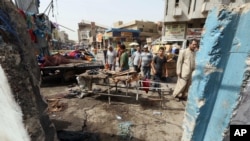 Warga memeriksa kerusakan pasca serangan bom bunuh diri di Baghdad, Kamis (17/9). 