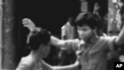 ទ័ព​ខ្មែរក្រហម​ម្នាក់​ឆែកពលរដ្ឋ​ស៊ីវិល​មួយរូប​ក្នុង​ក្រុងភ្នំពេញ ប៉ុន្មាន​ម៉ោង​ក្រោយ​ពី​កងកម្លាំង​ឧទ្ទាម​ដឹកនាំ​ដោយ​ប៉ុល ពត​ចូល​កាន់កាន់​រដ្ឋធានី​នៅ​ថ្ងៃទី១៧ មេសា ១៩៧៥។
