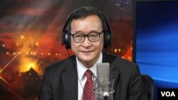 រូបឯកសារ៖ លោក សម រង្ស៊ី អតីត​ប្រធាន​គណបក្ស​សង្គ្រោះ​ជាតិ។ មុន​ពេល​លោក​លាលែង​ពី​តំណែង​ជា​ប្រធាន​គណបក្ស​សង្គ្រោះ​ជាតិ​ លោក​បាន​ចូលរួម​ពិភាក្សា​អំពី​«‍ការ​វិវត្ត​នយោបាយ​ក្នុង​ប្រទេស​កម្ពុជា៖ ការ​ឯកភាព​នៃ​គណបក្ស​ប្រឆាំង» នៅ​ក្នុង​កម្មវិធី Hello VOA ពិសេស នៅ​រដ្ឋធានី​វ៉ាស៊ីនតោន កាលពី​ព្រឹក​ថ្ងៃពុធ ទី១៤ ខែធ្នូ ឆ្នាំ២០១៦។ (ទែន សុខស្រីនិត/VOA) 