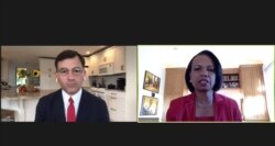 콘돌리자 라이스 전 국무장관이(우) 아스펜 안보포럼에서 발언하고 있다.