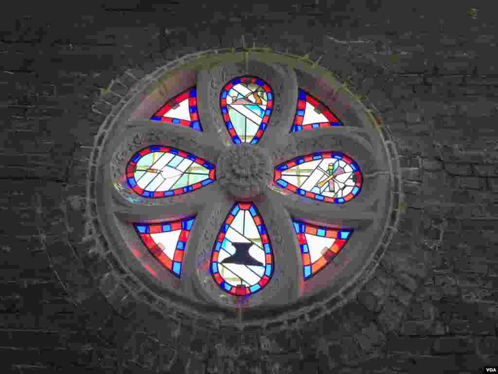 Sunlight streams through a stained glass window at the American College of the Building Arts, Charleston, S.C., Sept. 18, 2019. (J. Taboh/VOA News)