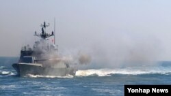 북한군이 22일 오후 연평도 근해에서 초계 임무를 수행 중이던 한국 해군 유도탄 고속함 인근에 2발의 포격을 가했다. 사진은 지난 2012년 사격훈련 중인 해군 유도탄 고속함. 