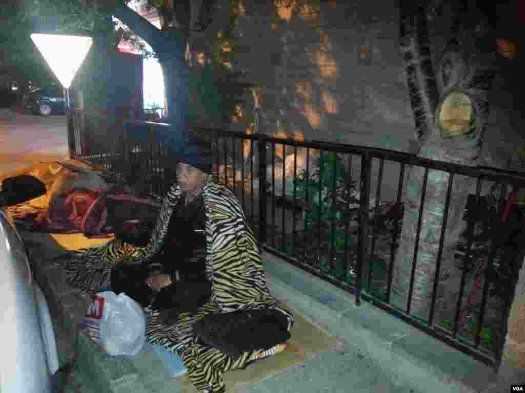 پناهجویان افغان در مقابل دفتر نمایندگی سازمان ملل متحد در انقره در اعتراض به بی توجه آن سازمان به دوسیه های پناهجویان افغان ۱۵ روز اعتصاب غذایی کردند.