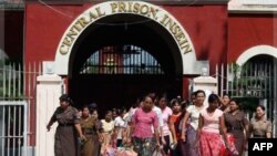 Tù nhân được phóng thích từ nhà tù Insein ở Yangon hồi tháng 10/2011