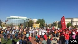 大约3百名抗议者星期一在美国国会举行“民主的觉醒”游行