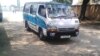 Un mini-bus assurant le transport public à Rohero au Burundi, 10 janvier 2018. (VOA/Christophe Nkurunziza)