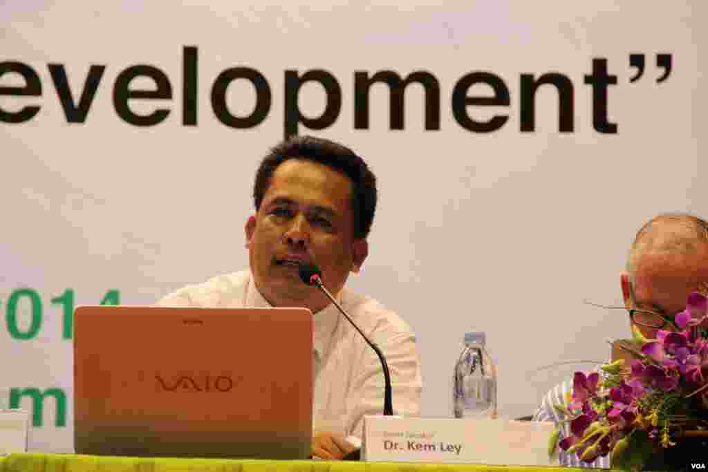 Dr. Kem Ley, an independent social analyst and guest speaker in this forum, discusses the topic &lsquo;development challenges in Cambodia and the Mekong Sub-region&rsquo;. (Nov Povleakhena/VOA Khmer)