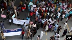 Pokistonlik nasroniylar katta yo'lni to'sib namoyish qilmoqda, Islomobod, 23-sentabr, 2013-yil