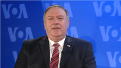 Mike Pompeo a effectué sa premiere visite au siège de la Voix de l’Amérique