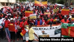 Des membres du Congress of South African Trade Unions (COSATU) participent à une grève nationale à Johannesburg, en Afrique du Sud, le 7 octobre 2020. 