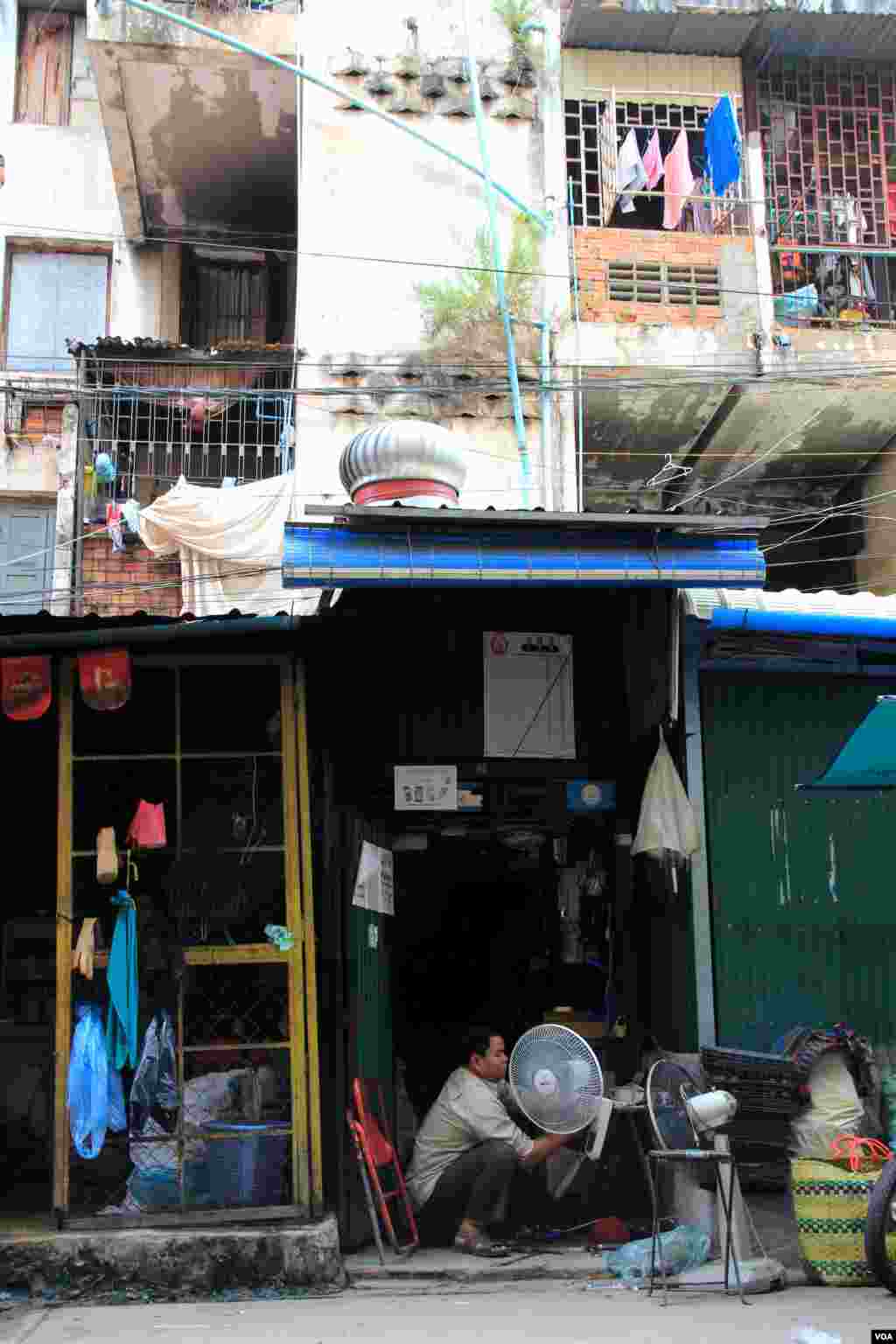 ទិដ្ឋភាព​ជា​ទូទៅ​នៃ​អគារ​ប៊ូលឌីង​និង​អ្នក​រស់​នៅ​ក្នុង​អគារ​ប៊ូលឌីង​ក្នុង​រាជធានី​ភ្នំពេញ​កាល​ពី​ថ្ងៃ​សុក្រ​ទី​៥ ខែ​កញ្ញា ឆ្នាំ​២០១៤។ (នូវ ពៅលក្ខិណា/VOA)