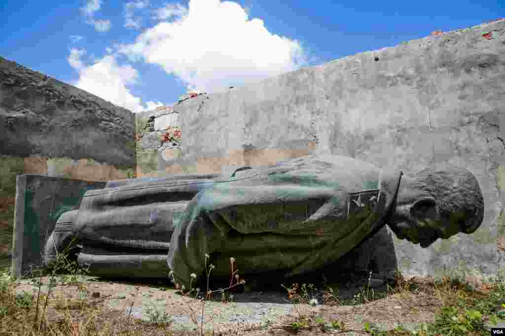 Uch yil oldin Gruziya hukumati Gori shahrida Iosif Stalinning haykalini olib tashlagan edi. Joriy yil rasmiylar uni qayta tiklash rejasini e&#39;lon qildi.