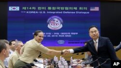 지난 2018년 한국 국방부에서 열린 제14차 한미통합국방협의체(KIDD) 회의에 앞서 미국(왼쪽)과 한국 측 수석대표가 악수하고 있다. (자료사진)