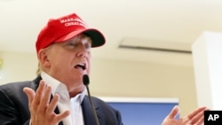 លោក​ Donald Trump និយាយ​ទៅ​កាន់​សារព័ត៌មាន​កំឡុង​សន្និសីទ​កាសែត​នៅ​ថ្ងៃ​ដំបូង​នៃ​ការ​បើក​ការ​ប្រកួត​ជើង​ឯក Women's British Open Golf Championship នៅ​ទីលាន​វាយ​កូន​ហ្គោល Turnberry នៅ​ក្នុង​ក្រុង​ Turnberry ប្រទេស​ស្កុតលែន (Scotland) កាលពី​ថ្ងៃទី៣០ ខែកក្កដា ឆ្នាំ២០១៥។