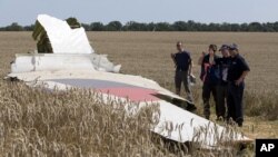 Pesawat Malaysia Airlines MH17 yang jatuh di defat desa Hrabove, Donetsk, Ukraina timur. 