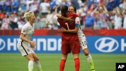 La joueuse Megan Rapinoe, à gauche, lors d'un match à Vancouver, Canada, le 5 juillet 2015.