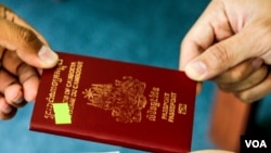 រូបឯកសារ៖ គម្របខាងក្រៅនៃលិខិតឆ្លងដែន​កម្ពុជា។ (ខាន់ សុគុំមនោ/វីអូអេ)