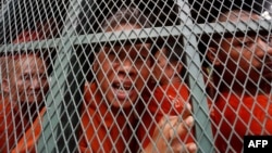 រូបឯកសារ៖ លោក ​រ៉ាត់ ​រត្នមុនី​ អ្នក​បកប្រែ​ឲ្យ​សារ​ព័ត៌មាន​រុស្ស៊ី ​ RT ស្ថិតនៅក្នុងរថយន្តពន្ធនាគារត្រឡប់ទៅពន្ធនាគារព្រៃសវិញ ក្រោយសវនាការរបស់លោកបានបញ្ចប់នៅសាលាដំបូងរាជធានីភ្នំពេញ កាលពិថ្ងៃទី២៦ ខែមិថុនា ឆ្នាំ២០១៩។ លោកត្រូវបានឃុំខ្លួនកាលពីខែធ្នូ ឆ្នាំ២០១៨។ 