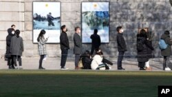 Antrean warga untuk tes COVID-19 di Seoul, Korea Selatan, 2 Desember 2021. (AP/Ahn Young-joon)