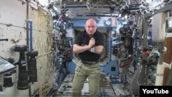 Astronaut NASA-e Skot Keli na Međunarodnoj svemirskoj stanici gde je proveo 340 dana