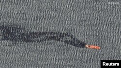 تصویر ماهواره‌ای از کشتی روبیمار لحظاتی قبل از غرق شدن. ۱۱ اسفند.