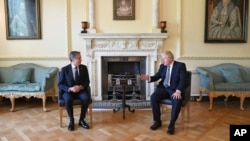 Perdana Menteri Inggris Boris Johnson, (kanan) dan Menteri Luar Negeri AS Antony Blinken bertemu di 10 Downing Street, di London, Selasa, 4 Mei 2021.