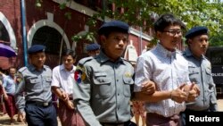 អ្នក​កាសែត​ Reuters លោក Wa Lone (កណ្ដាល ជួរមុខ) និង​លោក Kyaw Soe Oo (កណ្ដាល ជួរក្រោយ) ត្រូវ​បាន​នាំ​មក​សវនាការ​កាល​ពី​ថ្ងៃទី​២០​ មេសា ២០១៨ នៅ​តុលាការ​ក្នុង​ទីក្រុង​រ៉ង់ហ្គូន ប្រទេស​មីយ៉ាន់ម៉ា។