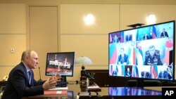 블라디미르 푸틴 러시아 대통령이 16일 모스크바 외곽 노보 오가르요보 집무실에서 화상으로 안보회의를 주재하고 있다. 