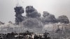 一张从以色列南部城市斯德罗特拍摄的照片显示，2023年10月29日，以色列与巴勒斯坦哈马斯之间的战斗仍在继续，以色列轰炸加沙地带期间冒出浓烟。 （法德尔·塞纳/法新社摄）