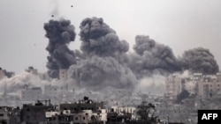 一张从以色列南部城市斯德罗特拍摄的照片显示，2023年10月29日，以色列与巴勒斯坦哈马斯之间的战斗仍在继续，以色列轰炸加沙地带期间冒出浓烟。 （法德尔·塞纳/法新社摄）