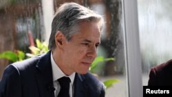 Menteri Luar Negeri AS Antony Blinken bertemu dengan seorang pengusaha (tidak terlihat) pada Pameran Teknologi Digital di 21st Century Technologies di Lagos, Nigeria, 24 Januari 2024. (Foto: Reuters)