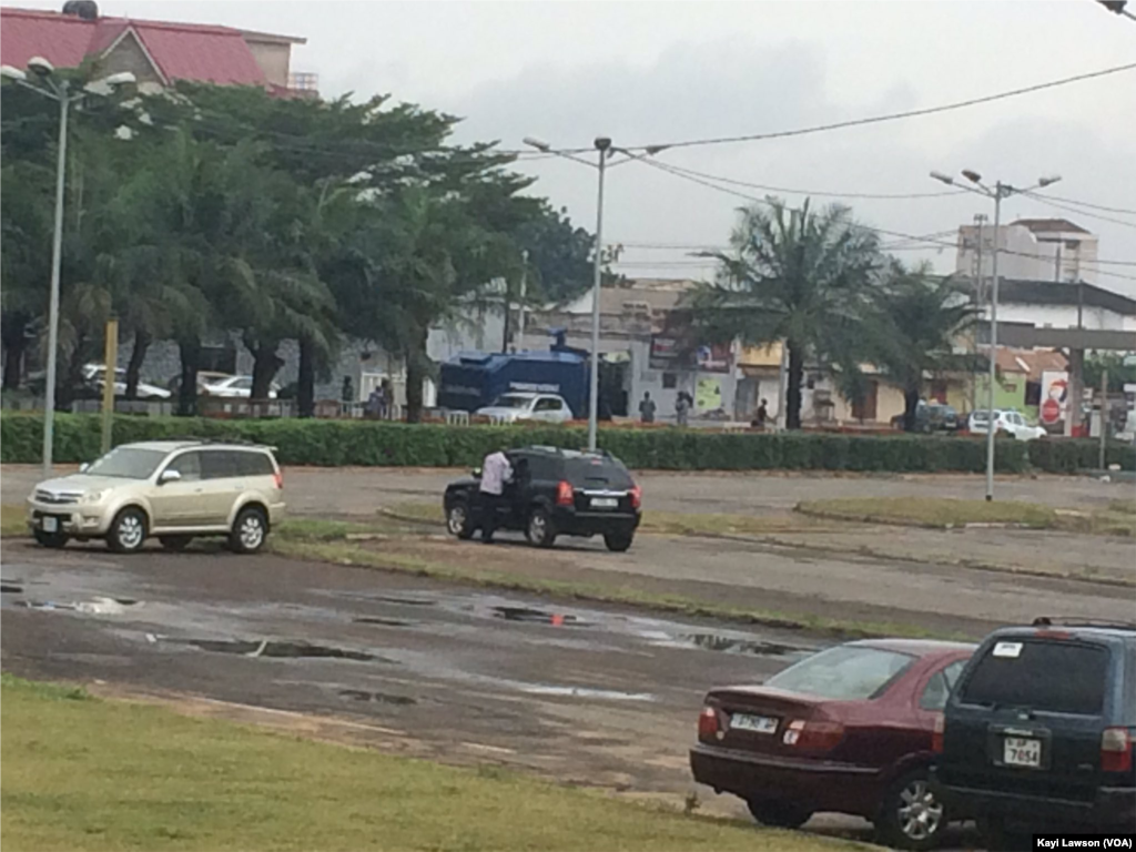 Le siège du parlement sous haute surveillance policière à Lomé, Togo, le 12 septembre 2017. (VOA/Kayi Lawson)