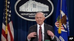 លោក Jeff Sessions រដ្ឋ​មន្រ្តី​ក្រសួង​យុត្តិធម៌​អាមេរិក​ថ្លែង​នៅ​ក្នុង​សន្និសីទ​កាសែត​មួយ​នៅ​ក្រសួង​យុត្តិធម៌​ ក្នុង​រដ្ឋធានី​វ៉ាស៊ីនតោន កាលពី​ថ្ងៃទី២ ខែមីនា ឆ្នាំ២០១៧។