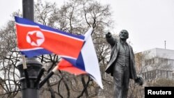 Bendera Rusia dan Korea Utara berkibar di jalan dekat monumen pendiri Soviet, Vladimir Lenin, saat kunjungan pemimpin Korea Utara Kim Jong Un ke Vladivostok, Rusia, 25 April 2019. (Foto: Yuri Maltsev/Reuters, arsip foto)