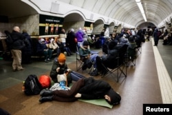 Orang-orang berlindung di stasiun metro selama peringatan serangan udara, di tengah serangan Rusia terhadap Ukraina, di Kyiv, Ukraina, 25 Desember 2024. (Thomas Peter/REUTERS)