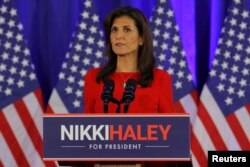 니키 헤일리 전 유엔대사가 6일 사우스캐롤라이나주에서 공화당 대선 경선 후보에서 사퇴한다고 밝히고 있다.