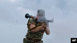 Ukrainada armiya Rossiya bilan chegaradosh viloyatlarda bo’lginchilar bilan olishayapti. Bugun Luganskda ayirmachilar chegarachilarga hujum qilgani aytiladi.