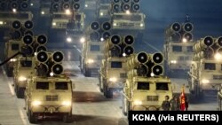 Military vehicles are seen during a parade to mark the 75th anniversary of the founding of the ruling Workers' Party of Korea, in this image released by North Korea's Central News Agency on October 10, 2020. (Foto: KCNA via Reuters)