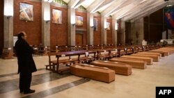 Kasisi Don Mario wa wilaya ya Seriate Itali akiwa pembeni ya majeneza ya watu waliofariki na COVID-19