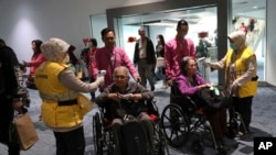 Para petugas memeriksa suhu tubuh penumpang dari luar negeri yang baru tiba di bandara Soekarno-Hatta di tengah perebakan virus COVID-19 varian baru (foto: dok). 