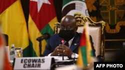 La présidente du Ghana, Nana Akufo-Addo, est vue à la réunion de la Communauté économique des États de l'Afrique de l'Ouest (Cédéao) à Accra, au Ghana, le 15 septembre 2020.