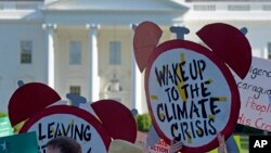 Aksi unjuk rasa di luar Gedung Putih, Washington, D.C., 1 Juni 2017. (Foto: dok).