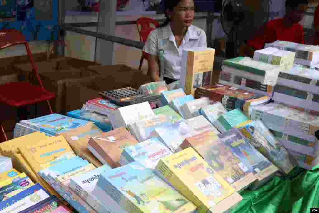 ការ​ដាក់តាំង​បង្ហាញ​សៀវភៅ​ នៅក្នុង​&laquo;ពិព័រណ៌​សៀវភៅ​នៅ​កម្ពុជា​ លើកទី៤​&raquo; នៅឯ​បណ្ណាល័យ​ជាតិ​ ក្នុង​រាជធានី​ភ្នំពេញ​នៅ​ថ្ងៃ​ទី​១១​ ខែ​ធ្នូ​ ឆ្នាំ​២០១៥។ (ហ៊ាន សុជាតា/ VOA)&nbsp;