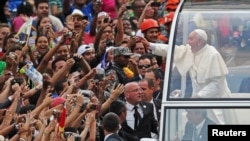 Le Pape, saluant la foule à son arrivée au Brésil