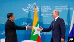 Presiden Rusia Vladimir Putin, berjabat tangan dengan Ketua Dewan Administrasi Negara Myanmar, Jenderal Senior Min Aung Hlaing, 7 September 2022. Kedua negara menjalin kerja sama investasi di sebuah zona ekonomi khusus di Dawei. (Foto: Ilustrasi via AP)