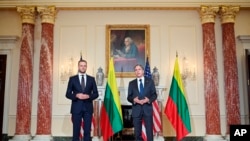 资料照片：美国国务卿布林肯（右）2021年9月15日在国务院会晤立陶宛外长兰茨贝尔吉斯。